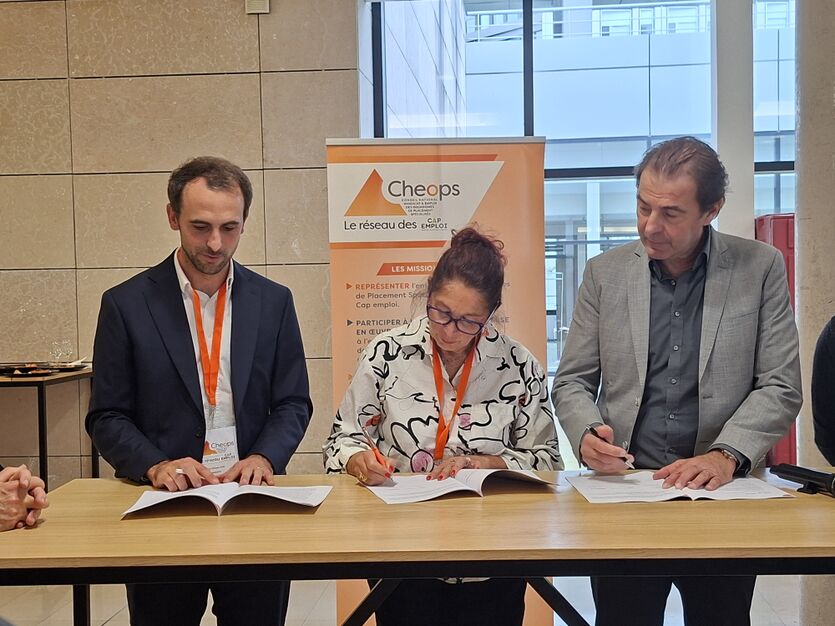 L'ensemble des partenaires signant la convention