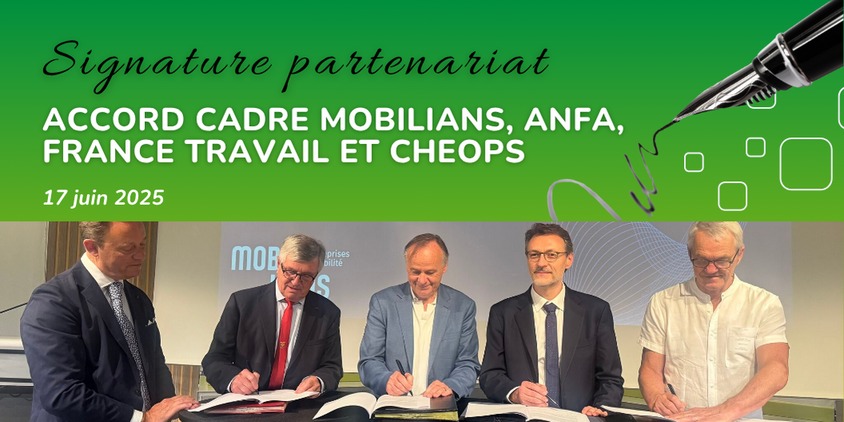 Photo des personnes signant l'accord cadre.