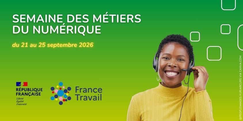 Femme souriante avec un casque audio sur la tête